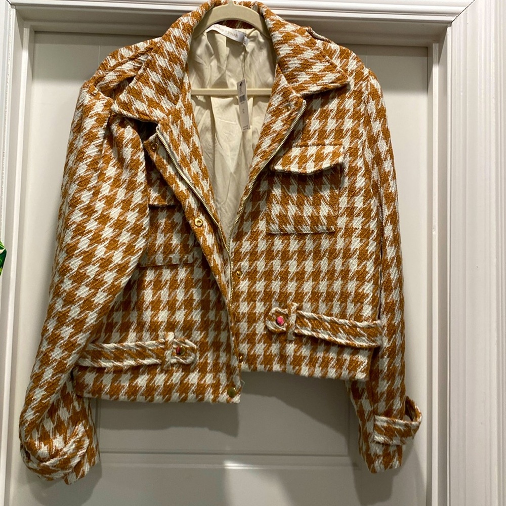 Tobacco and cream short jacket with beautiful detailing.